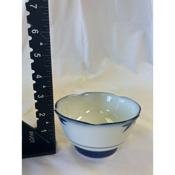 Vintage White & Blue Porcelain Small Bowl With Scalloped Edges - Picture 2 of 2